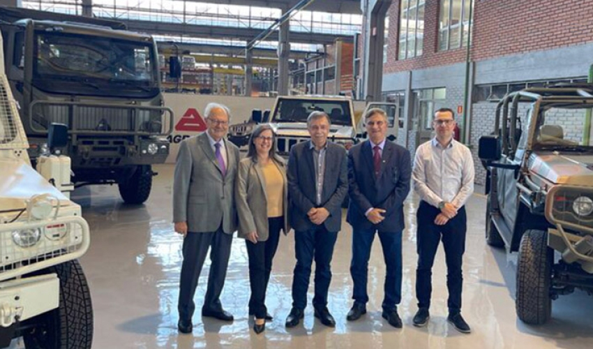 Prefeito visita Agrale e reforça apoio à parceria com a Foton